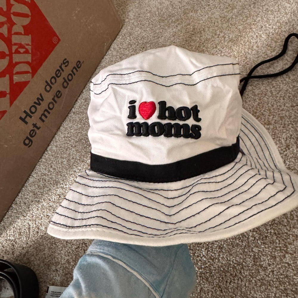 I heart hot moms bucket hat